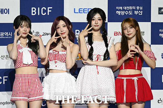 밴드 QWER 쵸단 마젠타 히나 시연(왼쪽부터)이 21일 진행된 제14회 '부산국제코미디페스티벌'에서 축하무대로 현장 열기를 끌어 올렸다. /부산=송호영 기자