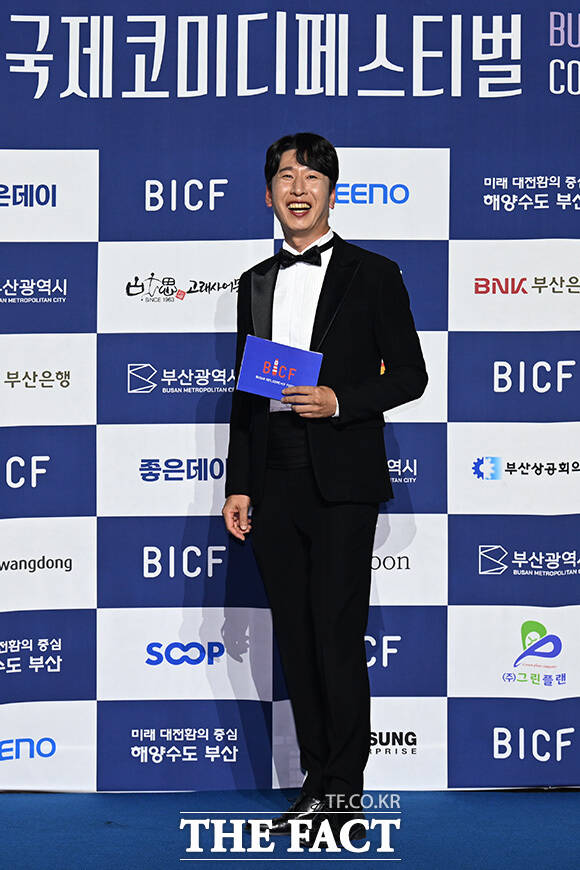 양상국이 브이 포즈를 취하고 있다.