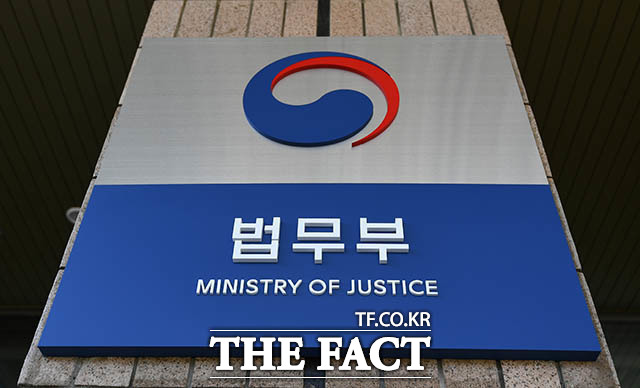 정부가 바다에 추락한 공군 전투기 조종사를 구조한 스리랑카 국적 외국인 근로자 2명에게 장기 체류가 가능한 숙련기능인력 자격을 부여했다. /더팩트 DB