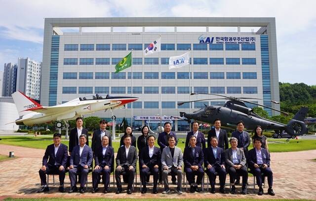 KAI는 20일 국가안보전략연구원과 '글로벌 안보환경 분석 및 방산정책 협력을 위한 업무협약(MOU)'을 체결했다. 사진은 단체사진 . /KAI
