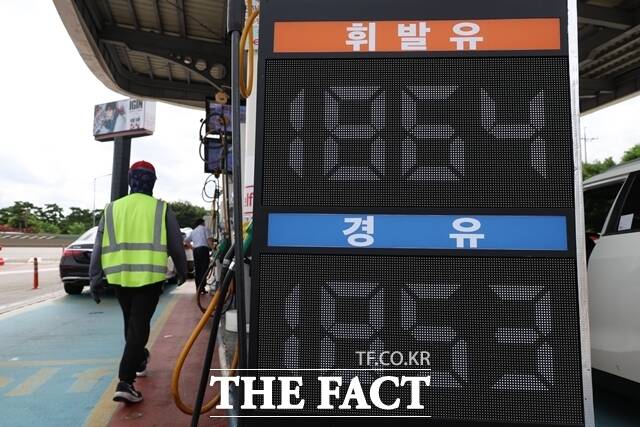 산업통상부는 오는 22일 0시부터 앞으로 4주간 적용될 9차 석유 최고가격을 기존 8차 최고가격으로 동결한다고 밝혔다. /뉴시스