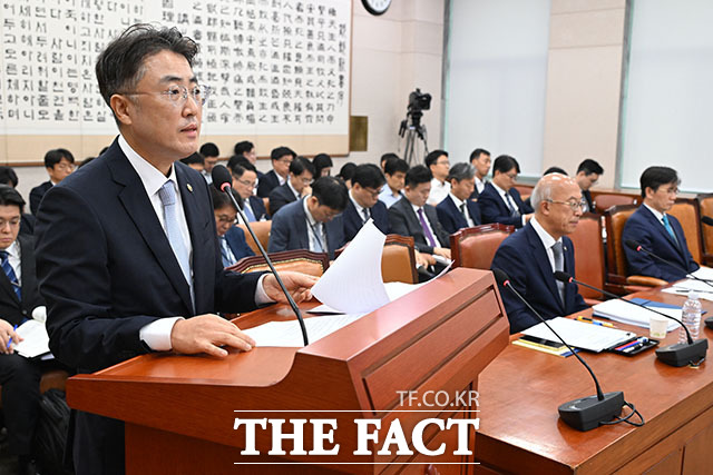 이진수 법무부 차관이 업무보고를 하고 있다.