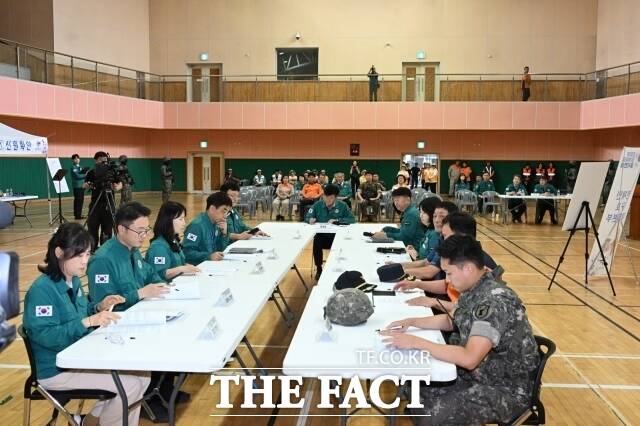 부여군이 20일 국민체육센터에서 민·관·군·경·소방이 참여한 가운데 '전시 전재민 수용구호 실제훈련'을 진행하고 있다. /부여군