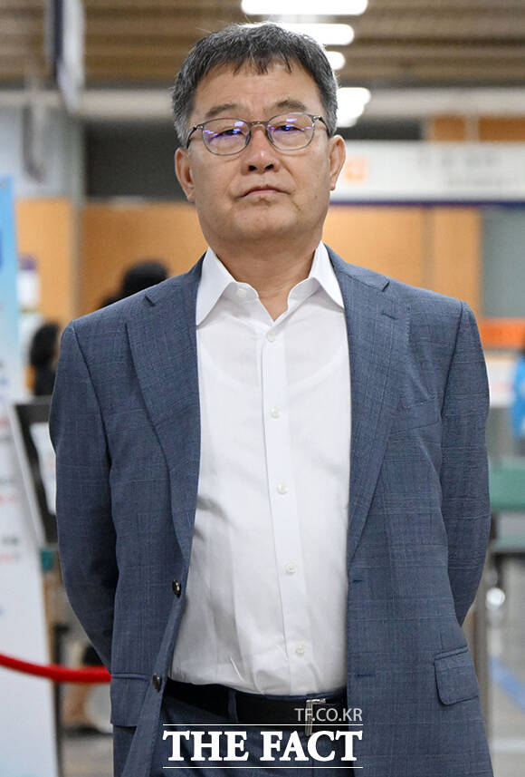 '대장동 개발 특혜 혐의'를 받는 화천대유자산관리 대주주 김만배(왼쪽)와 ‘특정범죄가중처벌등에관한법률위반(뇌물) 등 혐의’를 받는 유동규 전 성남도시개발공사 기획본부장이 21일 오전 서울 서초구 서울중앙지법에 출석하고 있다. /김성렬 기자