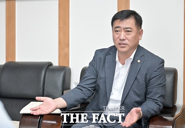 인터뷰를 하고 있는 이범수 의장. /공주시의회