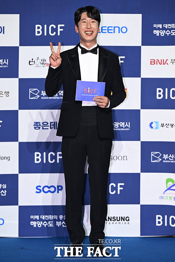 양상국이 브이 포즈를 취하고 있다.