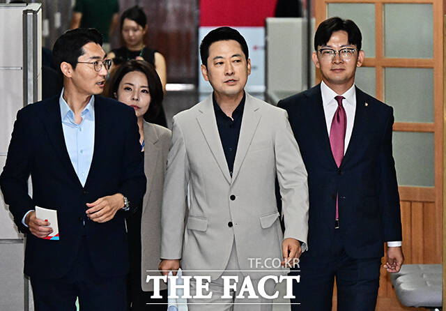국민의힘은 21일 국회에서 비공개 의원총회를 열고 장 대표가 추진해온 당협위원장 일괄 사퇴 후 당원 투표를 통한 재선출 방안에 대해 반대 의견을 모았다./ 배정한 기자