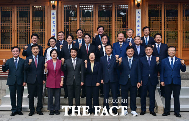 한성숙 국무총리가 21일 오후 서울 종로구 삼청동 총리공관에서 서울구청장들을 만나 주택공급 관련 간담회에 앞서 기념촬영하고 있다. /이새롬 기자