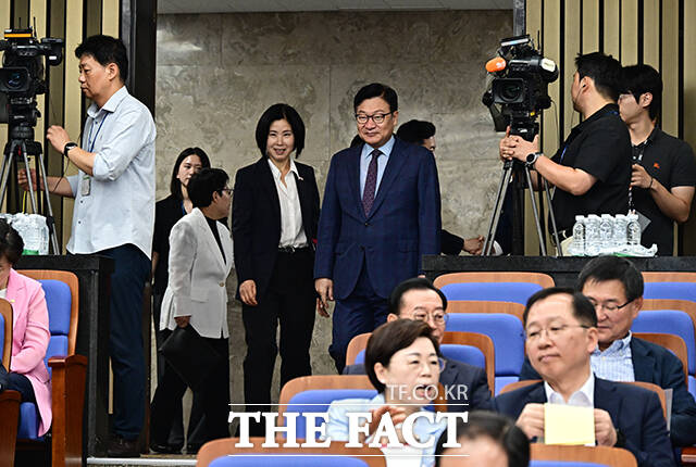정점식 국민의힘 원내대표가 21일 오후 서울 여의도 국회에서 열린 의원총회에 참석해 모두발언을 하고 있다.
