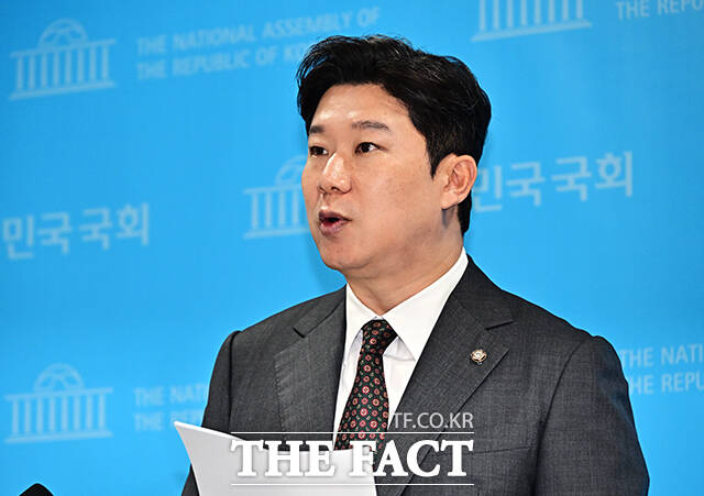 진종오 국민의힘 의원이 21일 오전 서울 여의도 국회 소통관에서 기자회견을 마친 뒤 취재진의 질의에 답변을 하고 있다. /국회=배정한 기자
