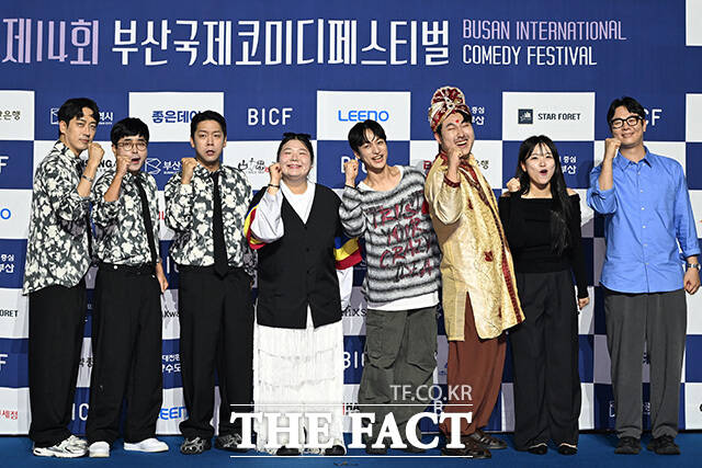 포즈를 취하는 개그콘서트 '전부노래자랑' 팀의 코미디언 김성원과 안윤상, 양기웅, 김가은, 강주원, 윤재웅, 손유담, 서유기(왼쪽부터).