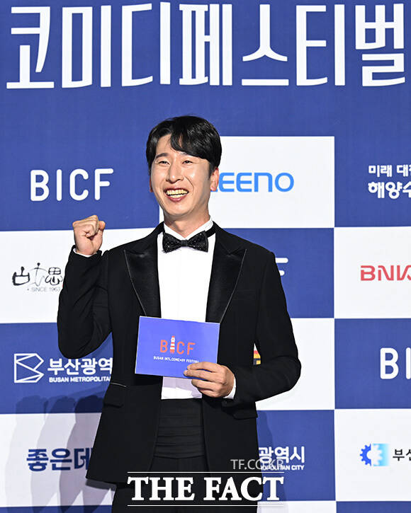 제14회 부산국제코미디페스티벌(BICF)이 개막한 21일 오후 코미디언 양상국이 부산 해운대구 벡스코 오디토리움에서 열린 BICF 블루카펫 포토타임에 참석해 포즈를 취하고 있다. /부산=송호영 기자