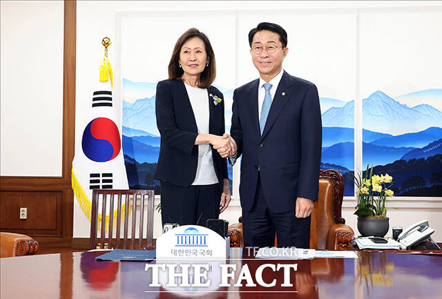 조정식 국회의장이 21일 오후 서울 여의도 국회에서 미셸 스틸 주한미국대사(왼쪽)를 접견하며 기념사진 촬영을 하고 있다. /국회사진기자단