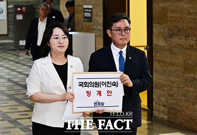 더불어민주당 이주희 원내대변인과 안도걸 전남광주통합특별시당위원장은 21일 오후 서울 여의도 국회 의안과에 '이진숙 국민의힘 의원의 징계안'을 제출했다. /배정한 기자