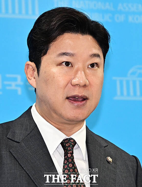 진종오 국민의힘 의원이 21일 오전 서울 여의도 국회 소통관에서 기자회견을 마친 뒤 취재진의 질의에 답변을 하고 있다. /국회=배정한 기자