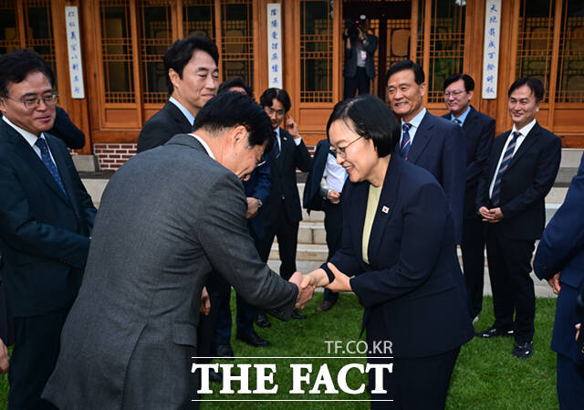 한성숙 국무총리(오른쪽)가 21일 오후 서울 종로구 삼청동 총리공관에서 서울구청장들과 주택공급 관련 간담회에 앞서 이승로 성북구청장·구청장협의회장과 인사하고 있다.