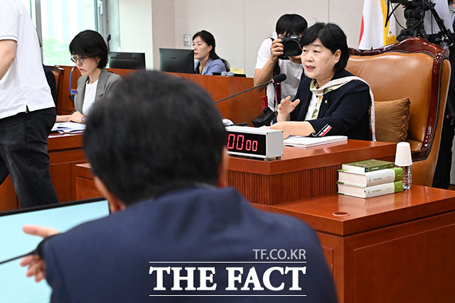 법사위 야당 간사인 박형수 국민의힘 의원이 서영교 법사위원장에게 정성호 법무부 장관 불출석과 관련해 항의를 하고 있다.