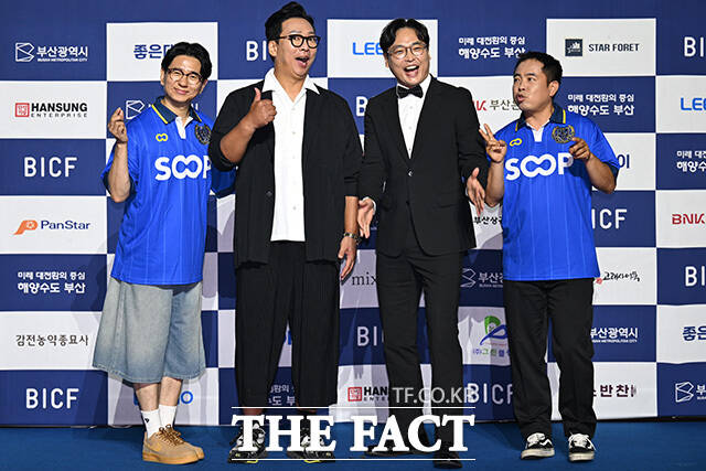 코미디언 박성호와 김정훈이 박준형과 박영진에게 업혀 있다.