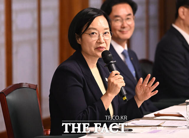 한성숙 국무총리(오른쪽)가 21일 오후 서울 종로구 삼청동 총리공관에서 서울구청장들과 주택공급 관련 간담회에 앞서 이승로 성북구청장·구청장협의회장과 인사하고 있다.