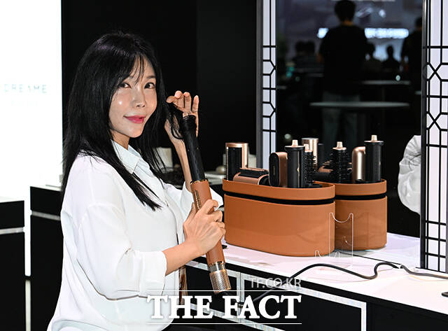 글로벌 종합 가전 브랜드 '드리미'가 21일 오전 서울 서초구 가빛섬에서 '드리미 인 서울(DREAME in SEOUL)' 행사를 연 가운데, 모델들이 제품을 시연하고 있다. /박헌우 기자