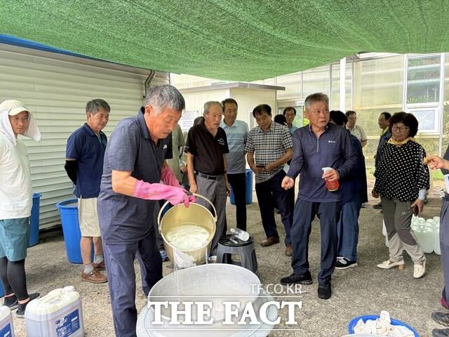 당진시농업기술센터는 20일 천연 농약 제조 실습 교육을 실시했다. /당진시