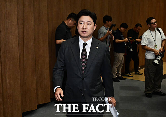 진종오 국민의힘 의원이 21일 오전 서울 여의도 국회 소통관에서 기자회견을 마친 뒤 취재진의 질의에 답변을 하고 있다. /국회=배정한 기자
