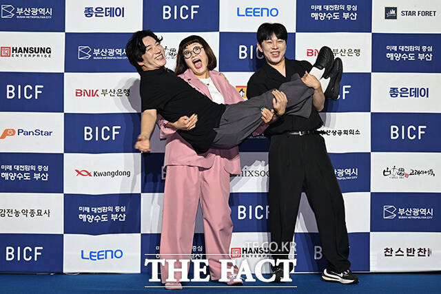 포즈를 취하는 개그콘서트 '데프콘 어때요' 팀의 코미디언 신윤승과 조수연, 박민성(왼쪽부터).