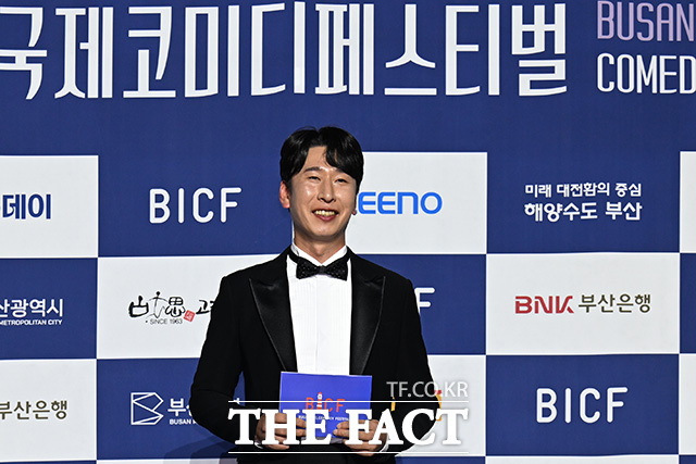양상국이 브이 포즈를 취하고 있다.