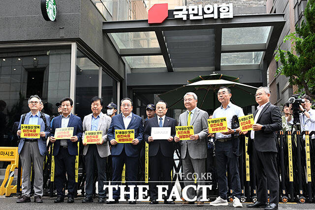 5·18 단체 관계자(왼쪽)가 장동혁 대표에게 전달할 공동 공개질의서를 국민의힘 중앙당사 관계자에게 전달하고 있다.