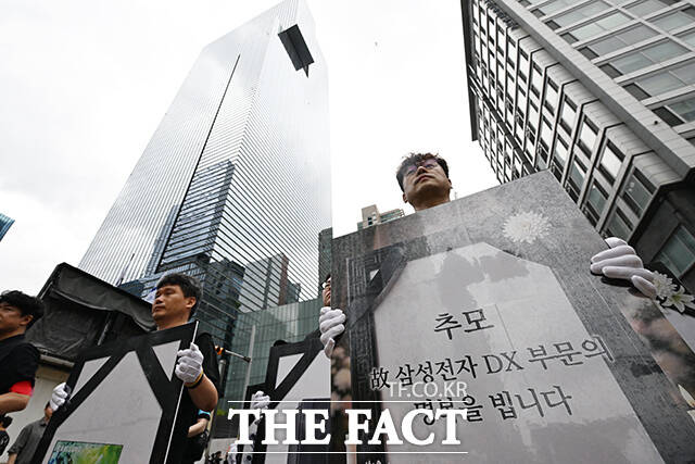 삼성전자 DX 부문 동행노조 조합원들이 21일 오후 서울 서초구 삼성전자 서초사옥 일대에서 집회를 열고 'DS부문과 보상격차 해소'등을 촉구하고 있다. /김성렬 기자