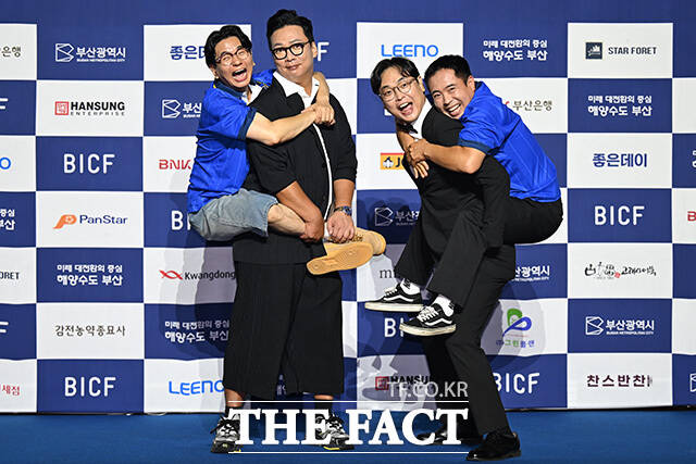 코미디언 박성호와 김정훈이 박준형과 박영진에게 업혀 있다.