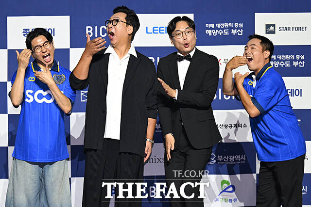 제14회 부산국제코미디페스티벌(BICF)이 개막한 21일 오후 '갈갈이 개그콘서트 : 레전드의 귀환' 팀이 부산 해운대구 벡스코 오디토리움에서 열린 BICF 블루카펫 포토타임에 참석해 포즈를 취하고 있다. 왼쪽부터 코미디언 박성호와 박준형, 박영진, 김정훈. /부산=송호영 기자
