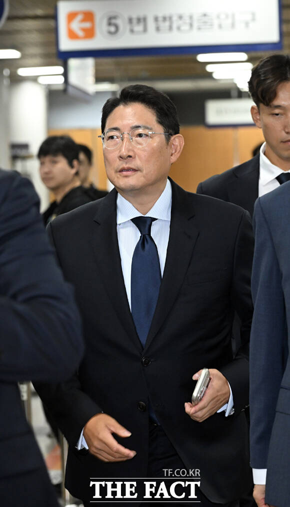 조현준 효성그룹 회장이 21일 오전 서울 서초구 서울중앙지방법원에서 열린 ‘강요미수 혐의’ 18차 공판에 증인 출석하고 있다. 앞서 법원은 지난 4월17일에도 조 회장을 증인으로 불렀지만 조 회장이 불출석하며 형제의 법정 대면이 무산됐다.