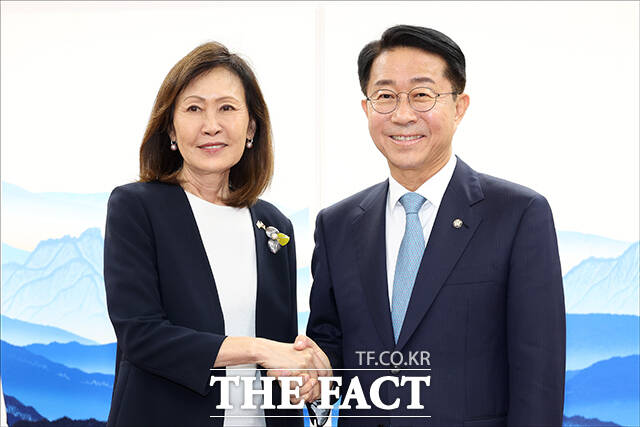 조정식 국회의장이 21일 오후 서울 여의도 국회에서 미셸 스틸 주한미국대사(왼쪽)를 접견하며 기념사진 촬영을 하고 있다. /국회사진기자단