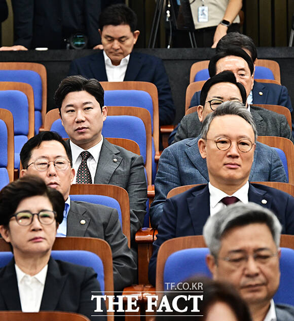 당원권 정지 2년 징계를 받은 진종오 국민의힘 의원이 21일 오전 서울 여의도 국회에서 열린 의원총회에 참석하고 있다. /국회=배정한 기자