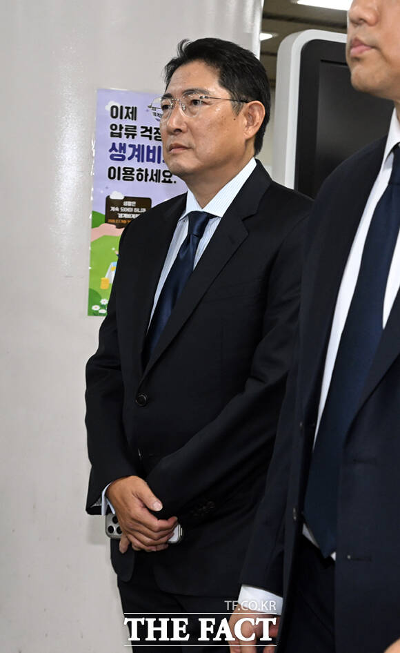 조현준 효성그룹 회장이 21일 오전 서울 서초구 서울중앙지방법원에서 열린 ‘강요미수 혐의’ 18차 공판에 증인 출석하고 있다. 앞서 법원은 지난 4월17일에도 조 회장을 증인으로 불렀지만 조 회장이 불출석하며 형제의 법정 대면이 무산됐다.
