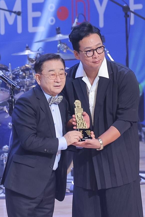 코미디언 박준형(오른쪽)이 제1회 '전유성 상'을 품에 안았다. /부산국제코미디페스티벌조직위원회