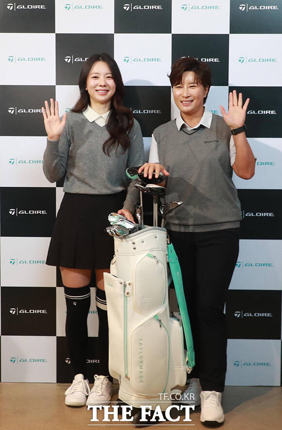 테일러메이드 앰배서더 박세리(오른쪽)와 쏘버디가 20일 서울 성동구 코사이어티에서 열린 테일러메이드 토털 우먼스 골프 브랜드 '글로리27' 공개 행사에 참석해 기념촬영을 하고 있다. /테일러메이드