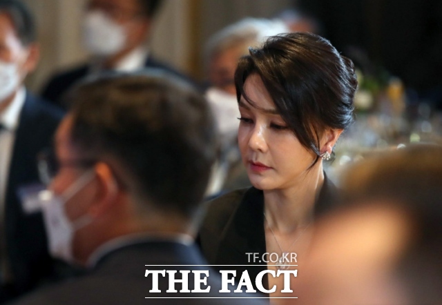 세계평화통일가정연합(통일교) 교인들을 국민의힘 당원으로 집단 가입시켰다는 혐의로 기소된 김건희 여사가 첫 공판에서 혐의를 전면 부인했다. 지난 2022년 6월 스페인 마드리드에서 열린 나토 정상회의 순방 당시 김 여사. /뉴시스