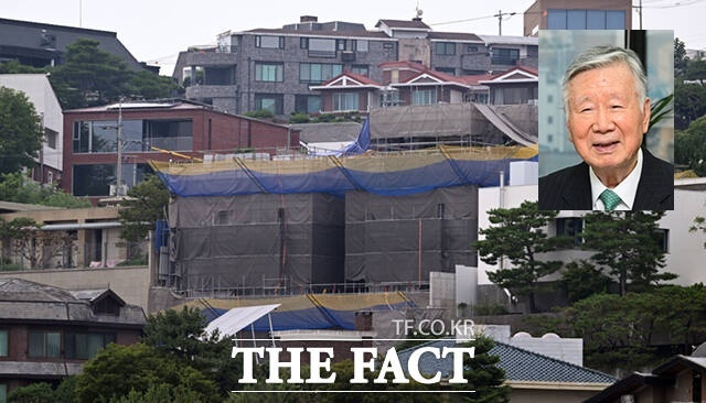 이중근 부영그룹 회장이 서울 한남동 자택 맞은편에 단독주택을 짓고 있는 조정호 메리츠금융지주 회장을 상대로 조망권 침해를 주장하며 공사중지 가처분을 신청했다. /이새롬 기자, 더팩트 DB