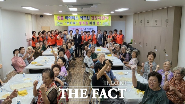 법동종합사회복지관과 온정봉사단이 20일 지역 어르신들과 인절미 만들기, 다과 나눔, 레크레이션 등을 함께하는 '웃음 바이러스 어르신 건강지킴이' 행사를 개최했다. /법동종합사회복지관
