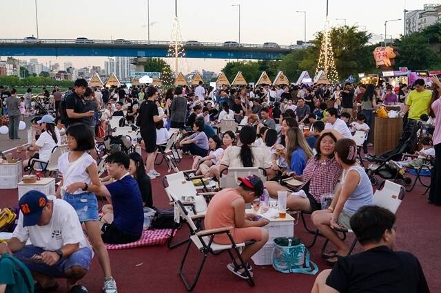 무더위가 한풀 꺾이는 시기에 맞춰 야시장과 수변축제가 열리면서 늦여름 서울 자치구 축제가 몰리고 있다. 사진은 지난해 동대문구에서 열린 맥주축제에 시민들이 참가한 모습. /동대문구