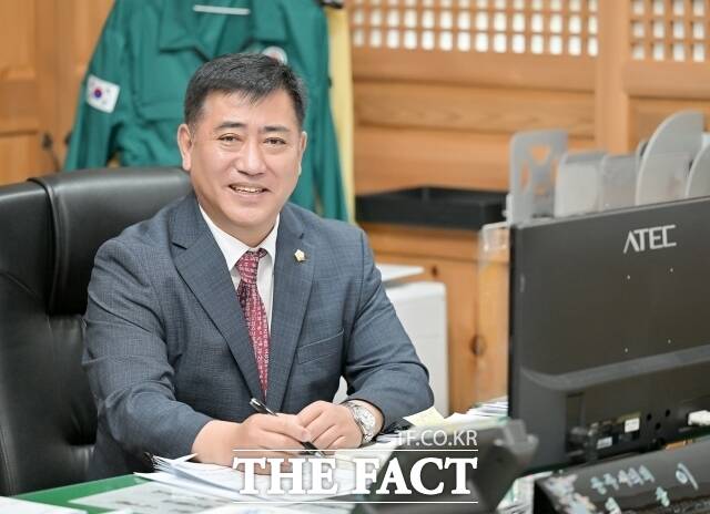 이범수 공주시의장이 20일 집무실에서 업무를 보고 있다. /공주시의회