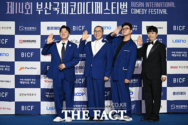 포즈를 취하는 'B급청문회'의 코미디언 남호연과 최성민, 김승진, 김영(왼쪽부터).