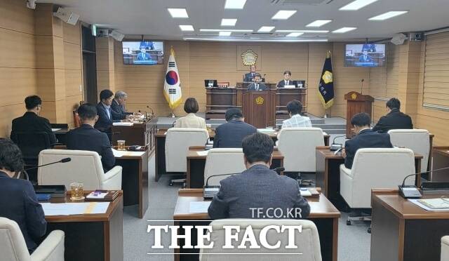 부여군의회가 21일 본회의장에서 제303회 임시회를 열고 15일간의 일정에 들어갔다. /김형중 기자