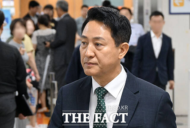 오세훈 서울시장이 21일 오후 서울 서초구 서울고등법원에서 열린 정치자금법 위반 혐의 항소심 첫 공판에 출석하고 있다. /남윤호 기자