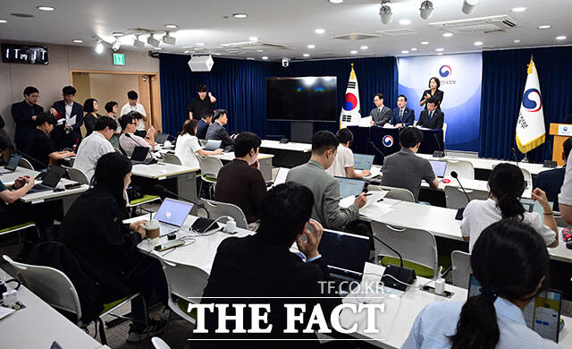 박홍근 기획예산처 장관(가운데)이 21일 오전 서울 종로구 정부서울청사에서 미래대응기금 추진 방안과 관련해 브리핑하고 있다. /임영무 기자