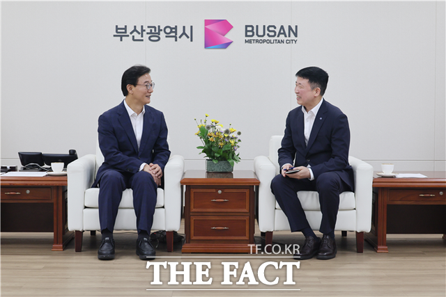 전재수(왼쪽부터) 부산시장과 이윤상 가덕도신공항건설공단 이사장이 21일 부산시청에서 접견하고 있다. /부산시청