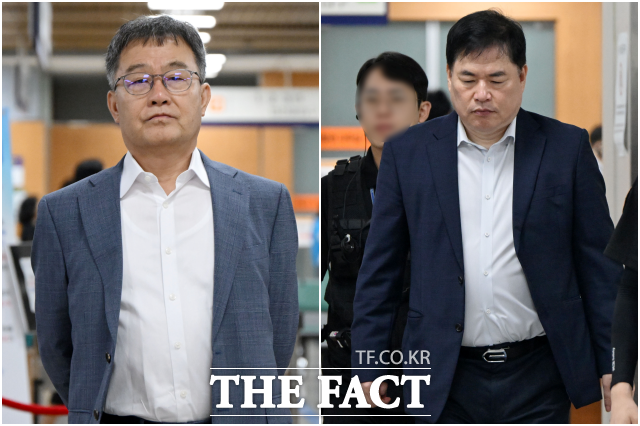 '대장동 개발 특혜 혐의'를 받는 화천대유자산관리 대주주 김만배(왼쪽)와 ‘특정범죄가중처벌등에관한법률위반(뇌물) 등 혐의’를 받는 유동규 전 성남도시개발공사 기획본부장이 21일 오전 서울 서초구 서울중앙지법에 출석하고 있다. /김성렬 기자
