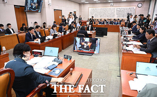 서영교 국회 법제사법위원장이 21일 오전 서울 여의도 국회에서 열린 법제사법위원회 전체회의에서 의사봉을 두드리고 있다. /국회=서예원 기자